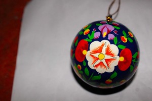 Ornement de Noël en papier mâché écologique peint à la main, boule suspendue florale, décoration d'arbre, décorations pour la maison, cadeau de fête - Product Image 1