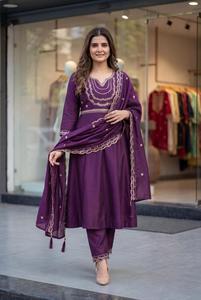 Conjunto Premium de Kurti, Pantalón y Dupatta de Seda Romana con Bordado Codificado, 3 Piezas - Product Image 3