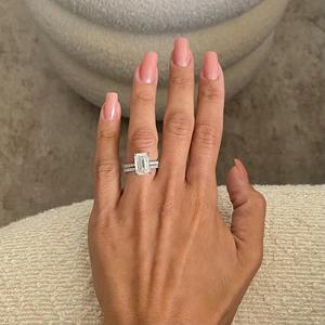 Anillo de Compromiso con Diamante Cultivado en Laboratorio, Corte Esmeralda, 8.75 Quilates, Halo Oculto Pavé, Oro de 18K, Juego de Anillos de Novia, IGI E-VVS2 - Product Image 1