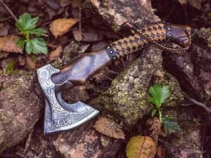 Hacha Vikinga Hecha a Mano con Hoja de Acero Grabada y Mango de Madera para Uso en Supervivencia - Product Image 1