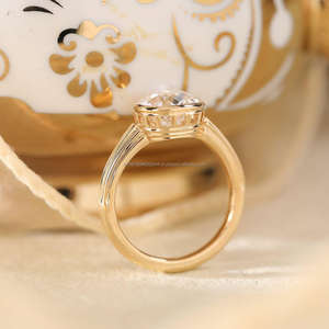 Bague de fiançailles/mariage classique pour femme, style vintage, en or jaune, sertie d'un diamant de laboratoire taille coussin, certifiée IGI - Product Image 4