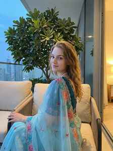 Sari en soie pour femme, style fête et mariage, avec bordure lourde, broderie et embellissement Buttis, séchage rapide et évacuation de l'humidité - Product Image 5