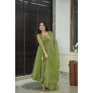 Ensemble haut-bas et dupatta de soirée, fait main, de créateur, en organza brodé, coupe A-line, taille empire - Product Image 3