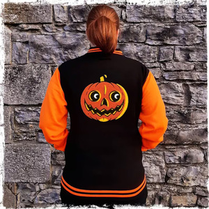 Chaqueta Varsity Negra Personalizada para Mujer con Ribete Naranja en Contraste, Bordado con Letras, Chaqueta Bomber, Uniforme Letterman al por Mayor - Product Image 5
