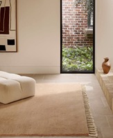 Handgefertigter marokkanischer Wollteppich mit geflochtenen Quasten, weichem Plüsch, neutralem Beige, abstraktem, modernem, umweltfreundlichem, rutschfestem Niedrigflor-Design