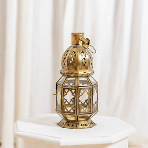 Lanterne en métal de style marocain de luxe finition dorée, idéale pour l'ambiance des restaurants et les décorations festives, provenant d'Inde - Product Image 1
