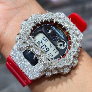 Reloj Digital para Hombre con Incrustaciones de Diamantes, 41 mm, Resistente a Impactos, Sumergible 20 BAR, Correa de Silicona Roja, Estilo Lujoso, Movimiento de Cuarzo - Product Image 4