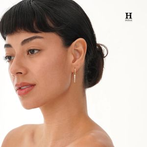 Pendientes de Aro Minimalistas de Oro de 18K con Múltiples Perforaciones, Incrustaciones de Cristal y Dijes Cónicos Graduados para Mujer - Product Image 5