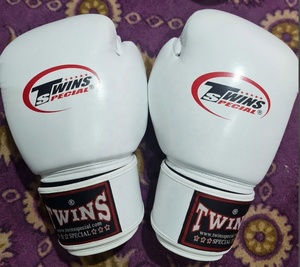 Gants de boxe pour sparring jumeaux, blancs, qualité supérieure, cuir PU léger, fermeture auto-agrippante, entraînement MMA Muaythai - Product Image 2