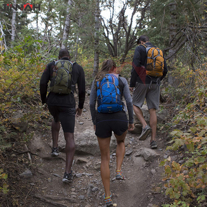 Sac d'hydratation 18L avec poche à eau de 2 litres offerte, idéal pour la randonnée, la course à pied, le cyclisme et les trajets quotidiens - Product Image 5