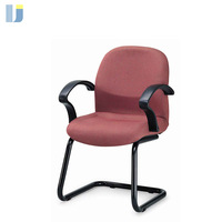 Chaise de bureau visiteur à dossier mi-haut au design moderne avec base en acier, rembourrage en mousse PU haute densité, accoudoirs fixes et revêtement noir thermolaqué