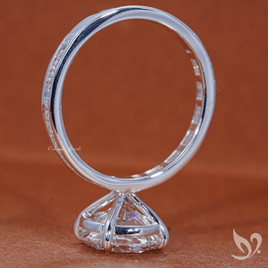 Anillo solitario audaz de oro blanco de 10k con diamante cultivado en laboratorio de 3 quilates, corte redondo, certificado por IGI, con banda pavé. - Product Image 3