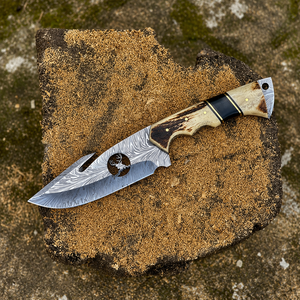 Cuchillo Bowie de Damasco Hecho a Mano con Cuerno de Ciervo, Regalo de Cumpleaños para Novio, Regalo de Aniversario para Papá, Regalo de Boda para - Product Image 1