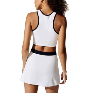 Vêtements de sport modernes pour femmes, coutures durables, tissu respirant haute performance, tenue de tennis active. - Product Image 5