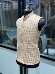 Abrigo de Hombre de Alta Calidad con Bordado y Lentejuelas para Ceremonias Reales, Disponible a Buen Precio - Product Image 2