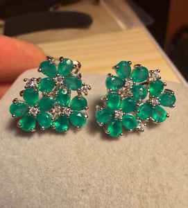 Boucles d'oreilles clous florales en spinelle émeraude et moissanite, dos en argent sterling 925, bijoux fins de luxe pour femme - Product Image 4