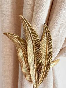 Gancho decorativo de pared con acabado dorado premium en forma de hoja de plumas para sujetar cortinas, ideal para sala de estar, dormitorio y ventanas de balcón. - Product Image 5
