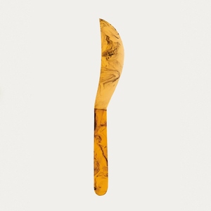 Couteau à fromage incurvé en résine marbrée ambre, fait main, pour beurre et charcuterie, ustensile de service durable, écologique et compatible lave-vaisselle - Product Image 1