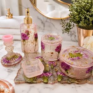Juego de Baño de Resina de Lujo con Diseño Estético, Juego de Cuatro Piezas con Dispensador de Jabón, Vaso y Jabonera Redondos con Detalles en Dorado - Product Image 5