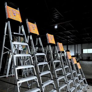 Échelle compacte en aluminium avec marches larges pour une meilleure stabilité. - Product Image 2