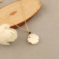 Pendentif poisson sculpté à la main en nacre avec accent en CZ noir, plaqué or 18 carats, collier chaîne minimaliste pour femme