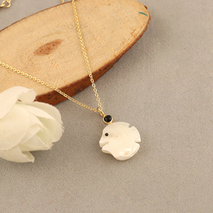 จี้รูปปลาแกะสลักด้วยมือจากเปลือกหอยมุกประดับด้วยเพชร CZ สีดำ ชุบทอง 18k สร้อยคอแบบมินิมอลสำหรับผู้หญิง - Product Image 4