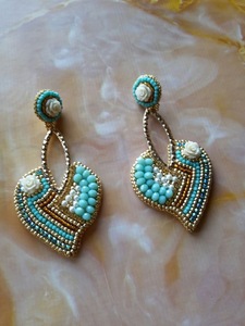 Boucles d'oreilles pendantes en forme de cœur doré avec breloque florale perlée, bijoux tendance pour cadeau et soirée - Product Image 2