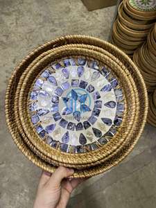 Bandeja Contemporánea de Ratán Natural con Incrustaciones Artísticas de Madreperla Floral, Marco Tejido a Mano, Bandeja Decorativa para Eventos - Product Image 5