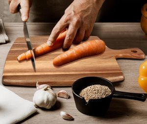 Planche à découper ronde en bois d'acacia |   Manche en bois fait main |   Planche à fromage et charcuterie écologique de 1,5 cm d'épaisseur, compatible lave-vaisselle - Product Image 2