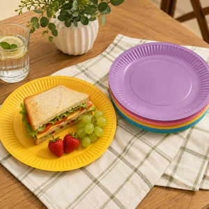 Ensemble d'assiettes jetables en plastique colorées pour fêtes et usage occasionnel, avec assiette jaune pour sandwichs et présentation de fruits - Product Image 1