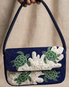 Sac à bandoulière brodé de perles à motif paysage désertique, sac à main artisanal de luxe à fermeture magnétique en perles, sac à main de mode - Product Image 2