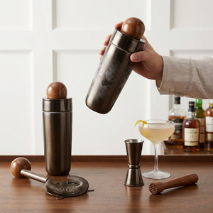 Shaker à cocktails élégant en bronze avec un dessus en bois unique ajoute un charme vintage à votre bar à domicile pour les fêtes et les mariages. - Product Image 5