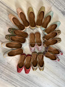 รองเท้าหนังผู้หญิงแบบจุตติ สำหรับงานปาร์ตี้ รองเท้าแตะผู้หญิงแบบอินเดีย รองเท้าจุตติแบบปัญจาบแบบหนัก - Product Image 5