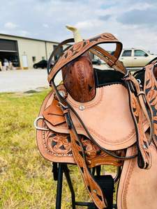 Silla de montar western para caballo, hecha a mano, de cuero genuino, tipo barril, con cincha ancha y duradera para equitación. - Product Image 2