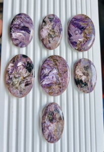 Charoita Natural de Grado AAA, Cabujón Pulido Liso, Gema Púrpura de Todos los Tamaños y Formas Mixtas, Gemas Sueltas Hechas a Mano - Product Image 3