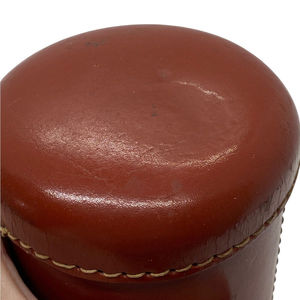 แก้วลูกเต๋าหนังสไตล์คลาสสิกสำหรับบาร์และเกมปาร์ตี้ ผลิตโดย OEM พร้อมโลโก้สั่งทำพิเศษ ทนทาน สวยงาม และเป็นเอกลักษณ์เฉพาะตัว - Product Image 6