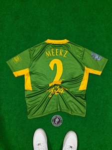 เสื้อยืดคอวีผ้าโพลีเอสเตอร์แห้งเร็วสำหรับผู้ชาย สไตล์สปอร์ต แขนสั้น พิมพ์ลายดิจิตอลตามสั่ง ผลิตแบบ ODM เหมาะสำหรับใส่ลำลองในฤดูร้อน - Product Image 3