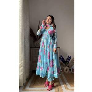 CONJUNTO TRAJE ORGANZA ESTAMPADO FLORAL AZUL CIELO ANISKA - Product Image 3