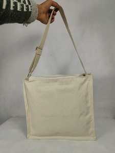 Sac bandoulière en toile imprimée écologique avec chaînes et poche avant zippée pour les voyages et l'usage quotidien - Product Image 5