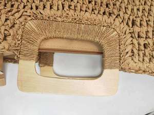 Encuentra momentos tranquilos de relajación en un pueblo soleado con este bolso artesanal de hilo natural diseñado con un cuerpo trapezoidal ancho. - Product Image 6