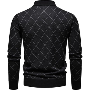 Pull classique anti-boulochage pour homme, col rond, en coton doux tricoté, essentiel pour l'hiver, décontracté, avec logo frontal - Product Image 3