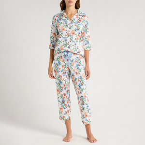 Ensemble de pyjama en coton imprimé floral pour femmes, manches trois quarts, col rabattu, pantalon mi-mollet, coupe régulière, ensemble décontracté pour le printemps - Product Image 1