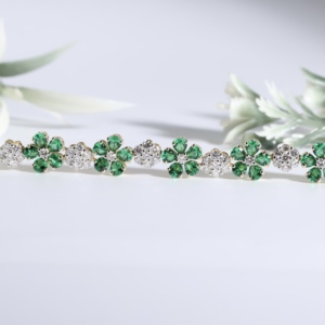 Bracelet tennis classique en or avec grappes de fleurs vert émeraude à cinq pétales et diamants blancs scintillants, bijoux fins pour fiançailles et mariage - Product Image 2