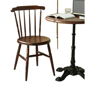 Silla de comedor clásica Windsor de madera oscura con respaldo de espiga, asiento redondo y patas torneadas; apta para uso en interiores o exteriores. - Product Image 3