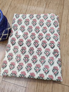 Tissu en coton léger imprimé à la main blanc, motif floral rose Buta Jaipur Sanganeri, pour vêtements de filles et garçons, vente en gros - Product Image 3