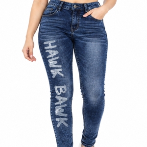 Jean en denim délavé pour femme, coupe slim, extensible, toucher doux, finition délavée, taille confortable, style décontracté - Product Image 1