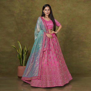 Lehenga Choli en filet Fendy |   Motif de paillettes à fils denses |   Finition de bordure ornée |   Ensemble de dupatta pour occasions festives de luxe - Product Image 4