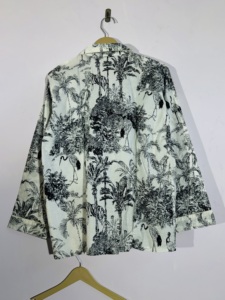 Conjunto de Pijama con Estampado de Jungla en Blanco y Negro |   Ropa de Dormir de Algodón para Mujer |   Conjunto de Muebles para Exteriores Estilo Safari - Product Image 3