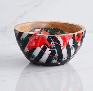 Tazón de ensalada de madera con estampado de flamencos y hojas tropicales sobre un diseño de rayas blancas y negras para servir. - Product Image 3