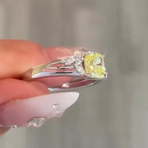 Anillo de compromiso de oro blanco de 14K con diamante amarillo de corte cojín de 3 quilates, diseño de lujo, joyería fina con tallo dividido único. - Product Image 2